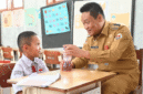 Bupati Humbahas, Dr. Oloan Paniaran Nababan, SH, MH, meninjau langsung pelaksanaan program tersebut di UPT SD Negeri 082 Nagasaribu V, Kecamatan Lintongnihuta, Selasa (4/11).