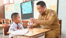 Bupati Humbahas, Dr. Oloan Paniaran Nababan, SH, MH, meninjau langsung pelaksanaan program tersebut di UPT SD Negeri 082 Nagasaribu V, Kecamatan Lintongnihuta, Selasa (4/11).