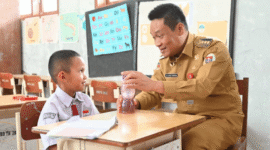 Bupati Humbahas, Dr. Oloan Paniaran Nababan, SH, MH, meninjau langsung pelaksanaan program tersebut di UPT SD Negeri 082 Nagasaribu V, Kecamatan Lintongnihuta, Selasa (4/11).