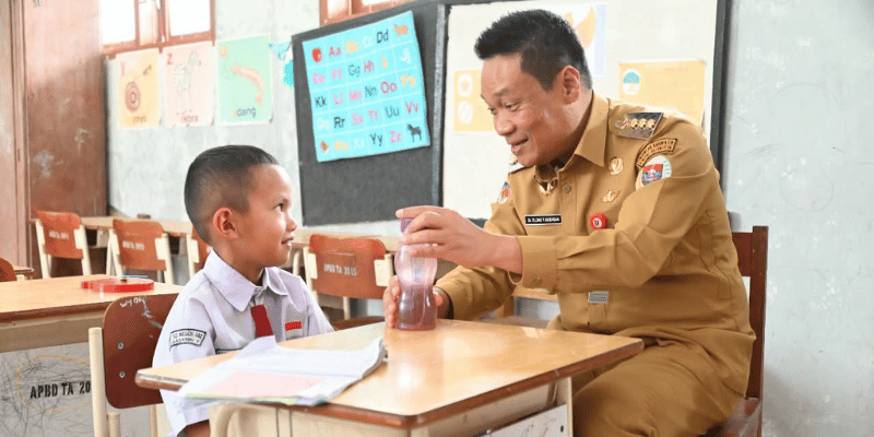 Bupati Humbahas, Dr. Oloan Paniaran Nababan, SH, MH, meninjau langsung pelaksanaan program tersebut di UPT SD Negeri 082 Nagasaribu V, Kecamatan Lintongnihuta, Selasa (4/11).