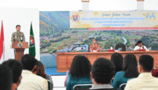 Bupati Humbang Hasundutan, Dr. Oloan Paniaran Nababan, SH, MH, Rapat Koordinasi Gugus Tugas Kabupaten Layak Anak (KLA) Tahun Anggaran 2025 pada Kamis (6/11/2025) di Aula Hutamas, Kompleks Perkantoran Tano Tubu, Doloksanggul.