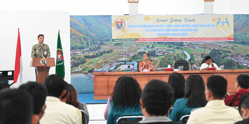 Bupati Humbang Hasundutan, Dr. Oloan Paniaran Nababan, SH, MH, Rapat Koordinasi Gugus Tugas Kabupaten Layak Anak (KLA) Tahun Anggaran 2025 pada Kamis (6/11/2025) di Aula Hutamas, Kompleks Perkantoran Tano Tubu, Doloksanggul.